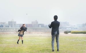 キャッチボールをするカップル