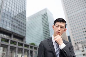 怪訝な表情のビジネスパーソン