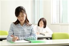 資格を取得するため勉強する女性