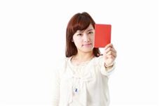 レッドカードを出す女性