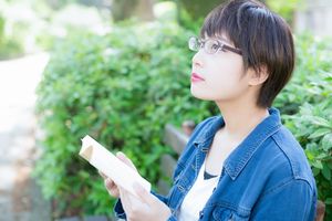 将来に思いをはせる女性
